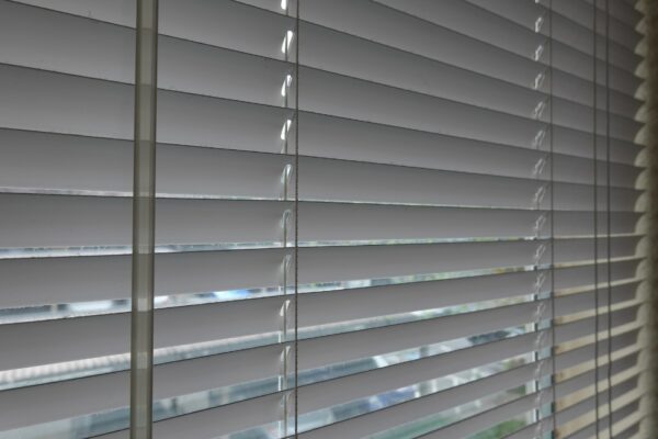 Stylish Aluminium Venetian Blinds for Window Elegance